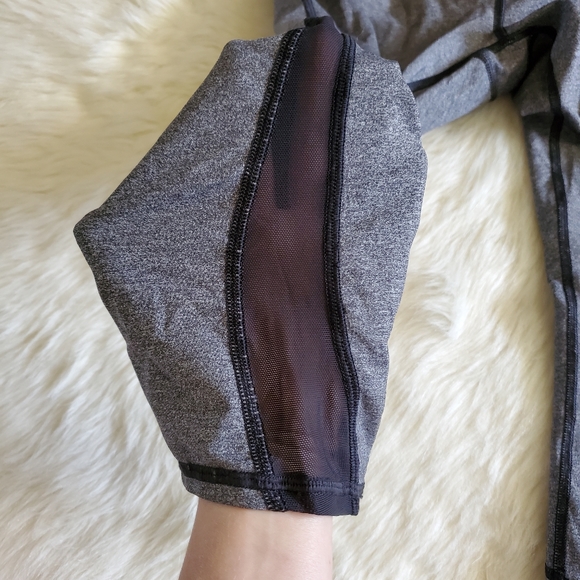 Lululemon Train Times Crop in Heathered Black/Black Size 6 - Picture 8 of 15